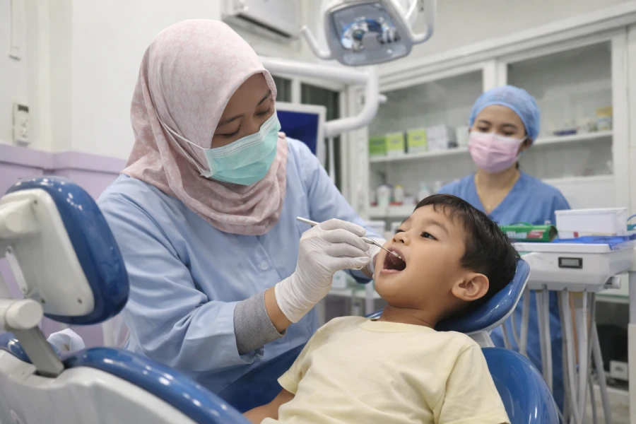 Perawatan gigi anak di Kimmi Dental Care Pondok Aren Bintaro dengan prosedur yang lembut