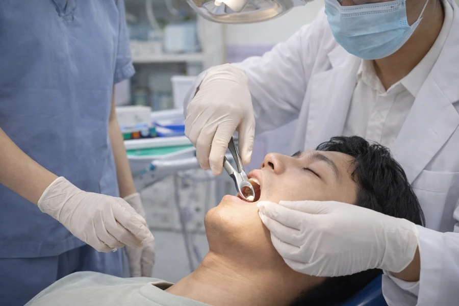 Proses cabut gigi di Kimmi Dental Care Pondok Aren yang tenang dan profesional