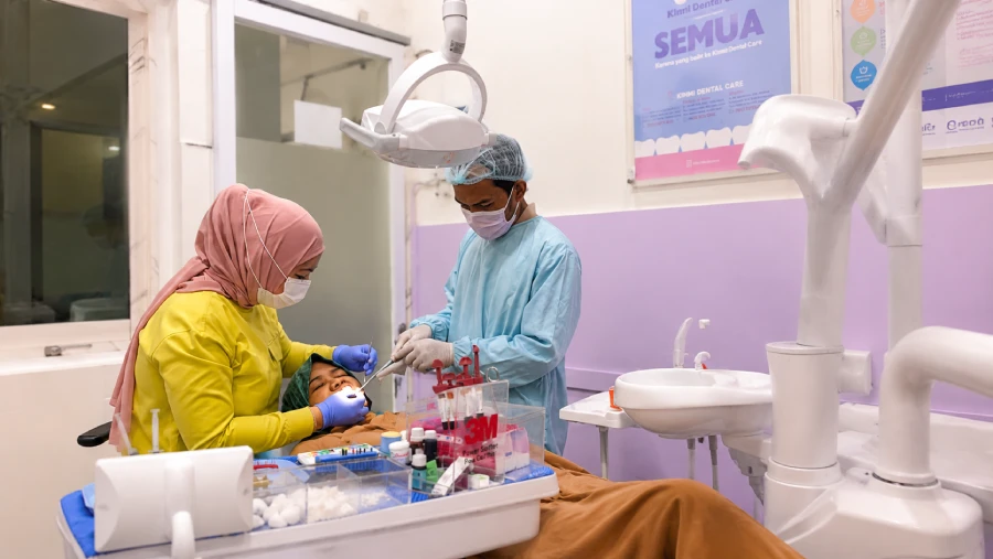 Dokter dan pasien anak di Kimmi Dental Care Pondok Aren Bintaro